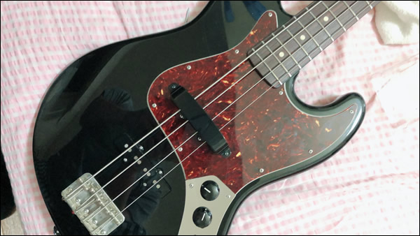 Suhr CLASSIC J PRO (ベース)、ORANGE CRUSH BASS 50 (アンプ)|JR大塚駅北口ロータリー付近(東京都豊島区)