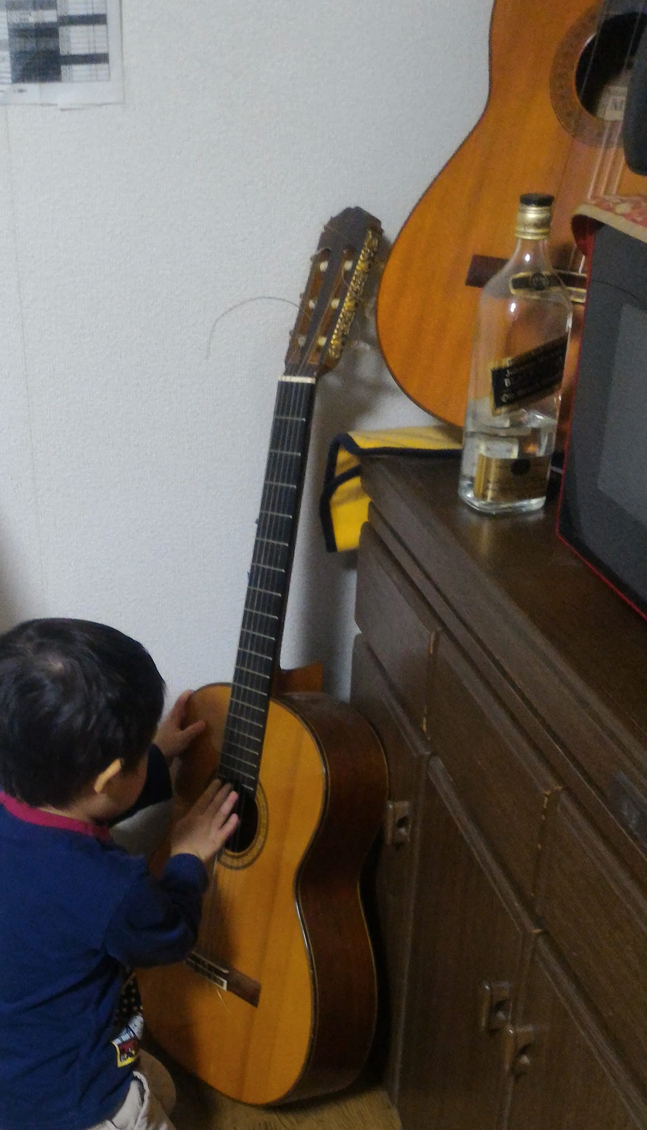 1本目：メーカー等不明 / 2本目：田村満 (クラシックギター)｜京都府相楽郡