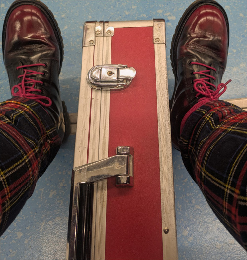 ◆楽器盗難情報◆ キョーリツ EC-60, Ibanez WD7... (エフェクターケースと中身5点)｜大阪市東成区 1